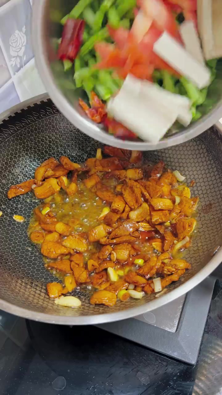 今日午饭豆角焖面 记录真实生活 自己做饭记录生活点点滴滴 豆角焖面 萝卜干 有动姐妹们券完