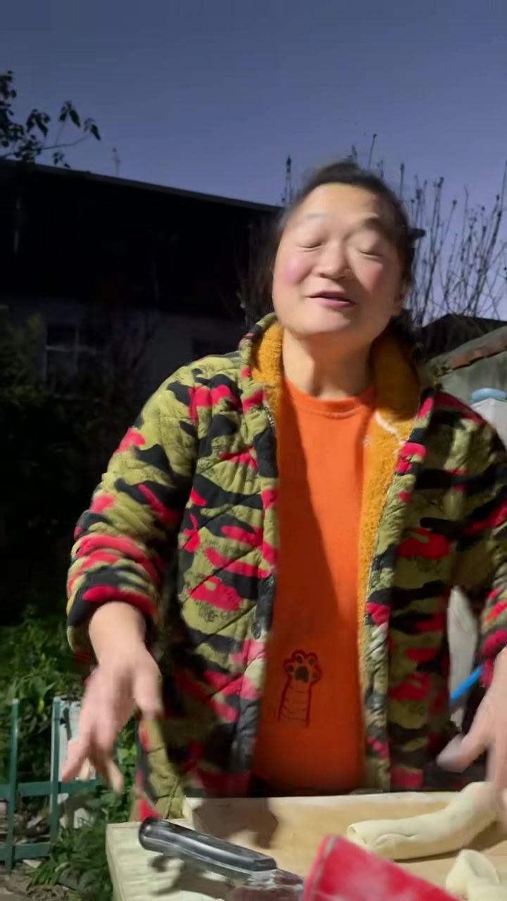 这个荠菜包子老是读成芥菜哈哈,这可是正儿八经野菜包子呢