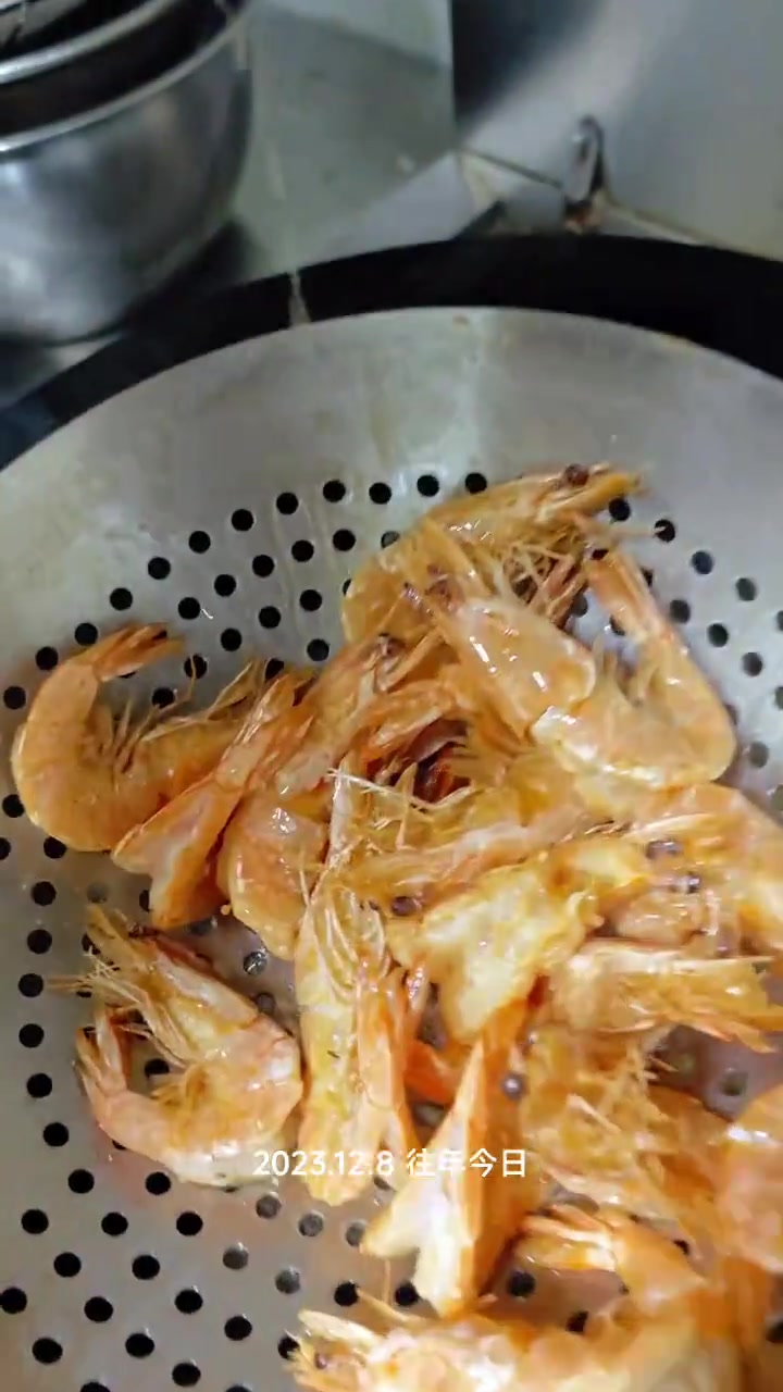 大虾配上锅巴香香辣辣的,真的是下酒又下饭。锅巴大虾家常菜教程香辣虾下酒菜