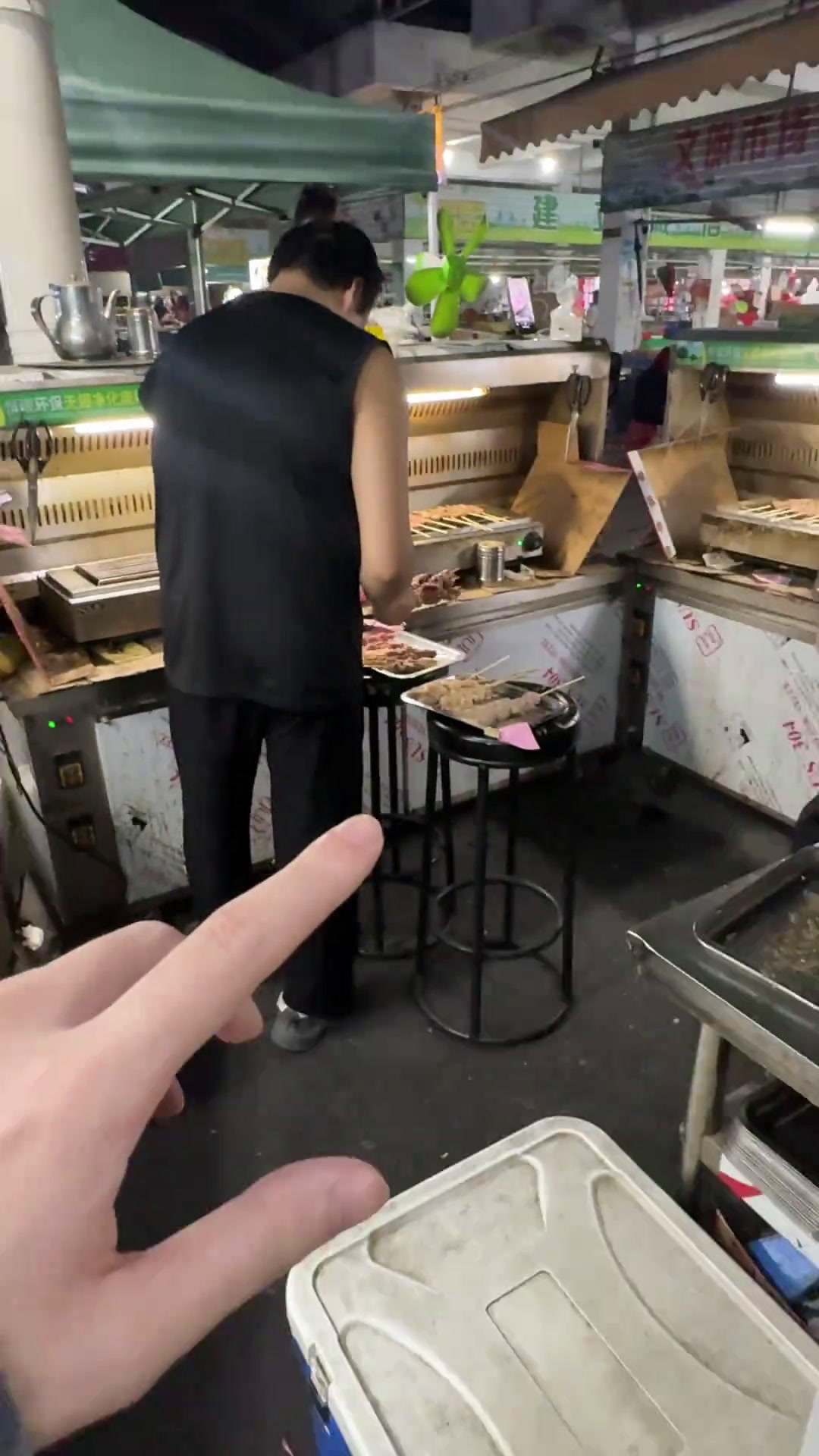 来试下很出名的潮汕鲜牛肉烧烤!胸口油五花趾吊龙肥牛每一个部位都是享受!人间烟火潮汕烧烤干净