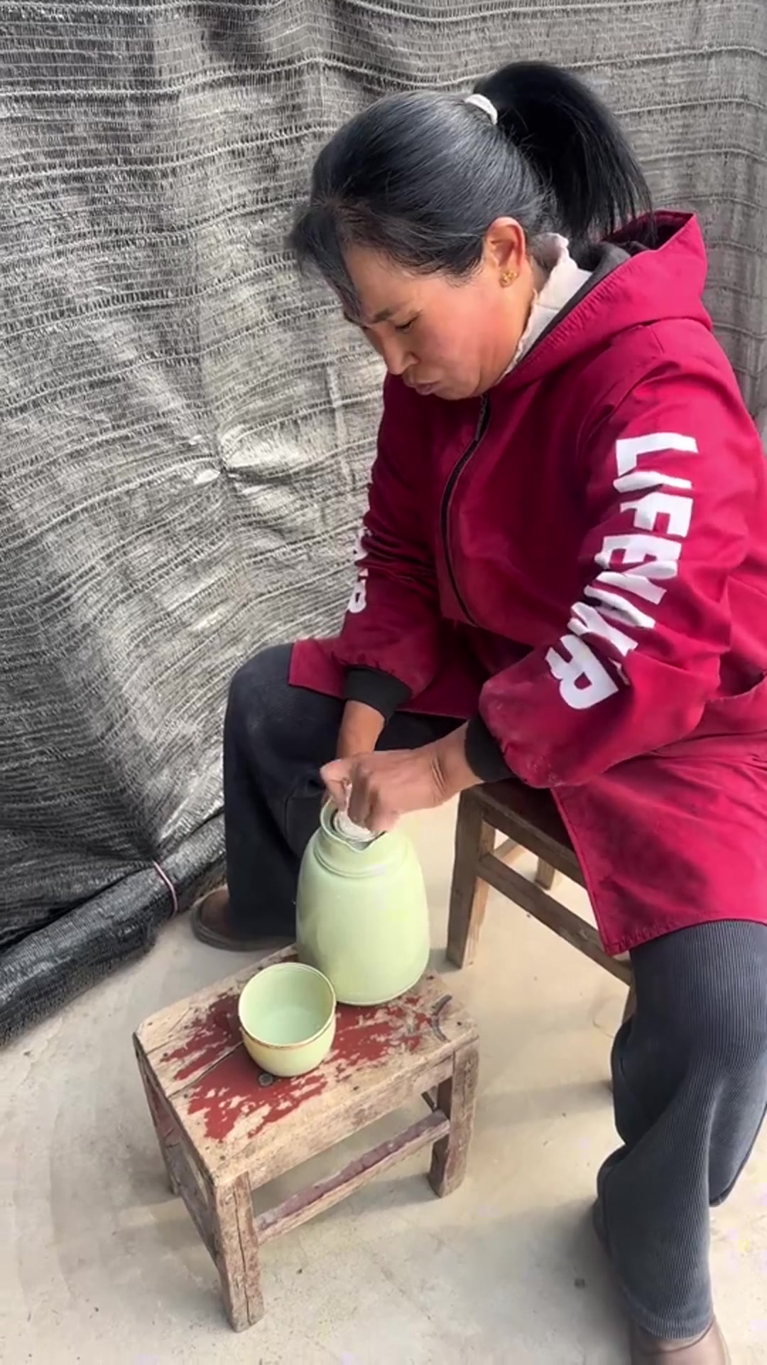 淘洗好的红薯干晾晒干了,把它收起来去打成面