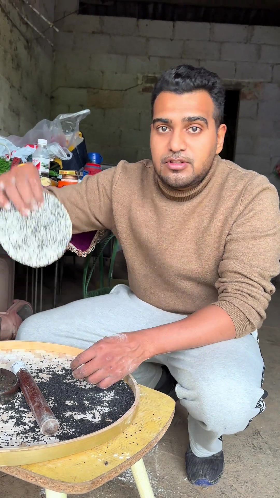 芝麻饼是广西年货必备的芝麻饼广西特产广西农村生活