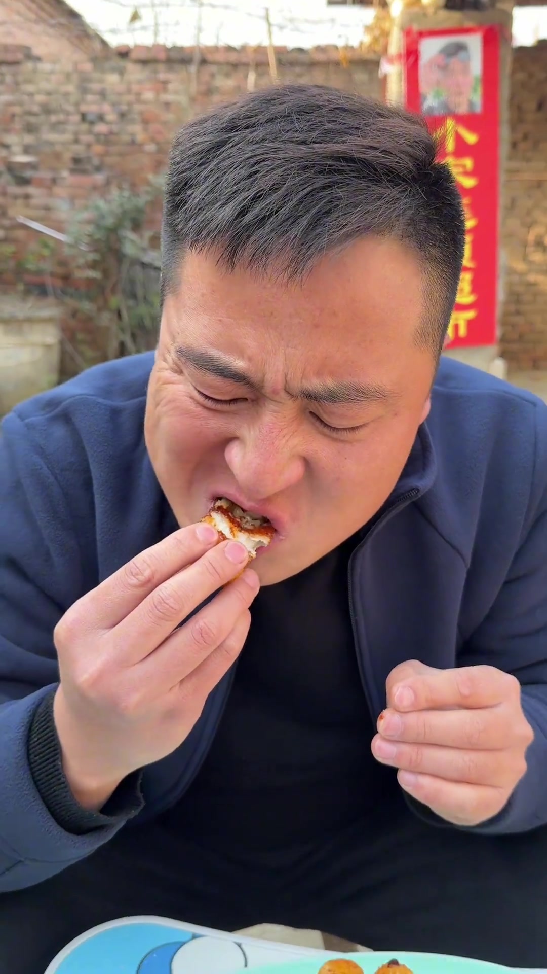 就咱这个红糖糍粑是用糯米粉制作的,吃起来外酥里嫩,满口爆浆,小朋友的最爱!记录真实生活农村