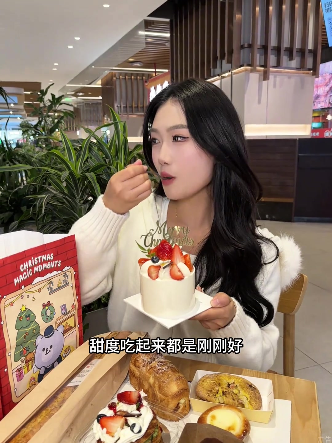 来正弘城巴黎贝甜的圣诞氛围感已经拉满了!郑州巴黎贝甜圣诞节圣诞限定圣诞蛋糕圣诞节的仪式感