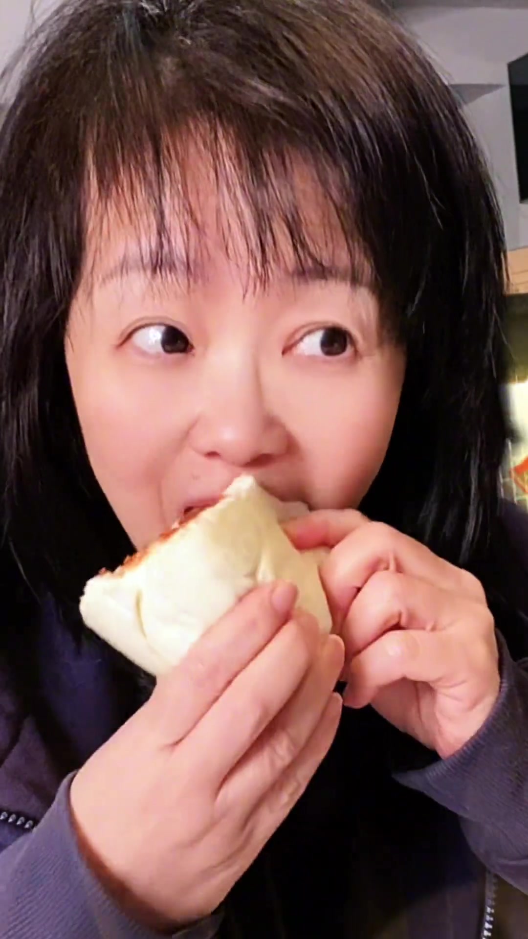 腐乳+馒头,台湾人很少这样吃,我今天还是第一回这样吃,网友教我的台湾人在大陆台湾真材实料才