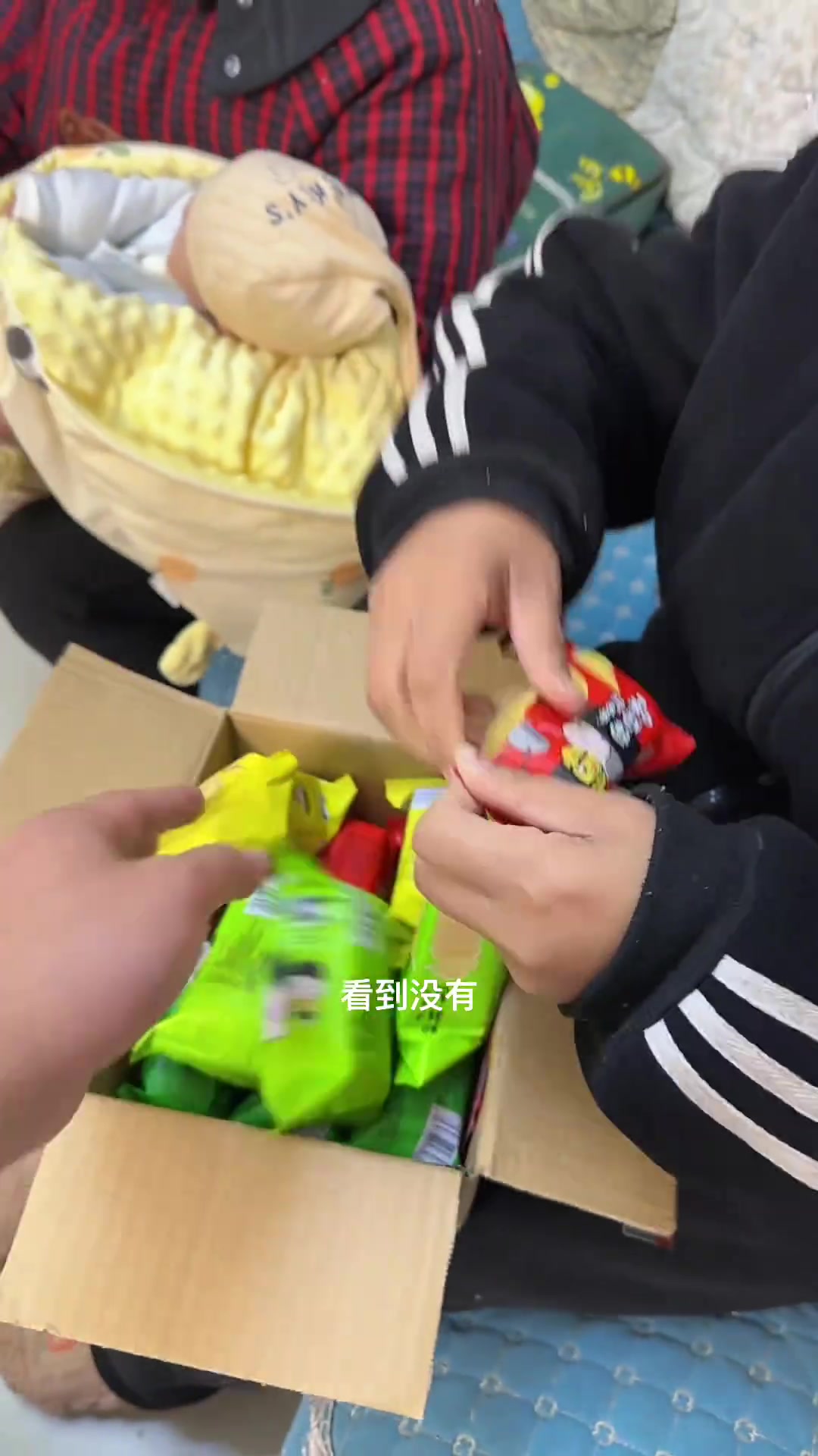 视频同款口水娃薯片,里面是混合口味,有辣的和不辣的,吃起来口感脆脆的薯片口水娃薯片