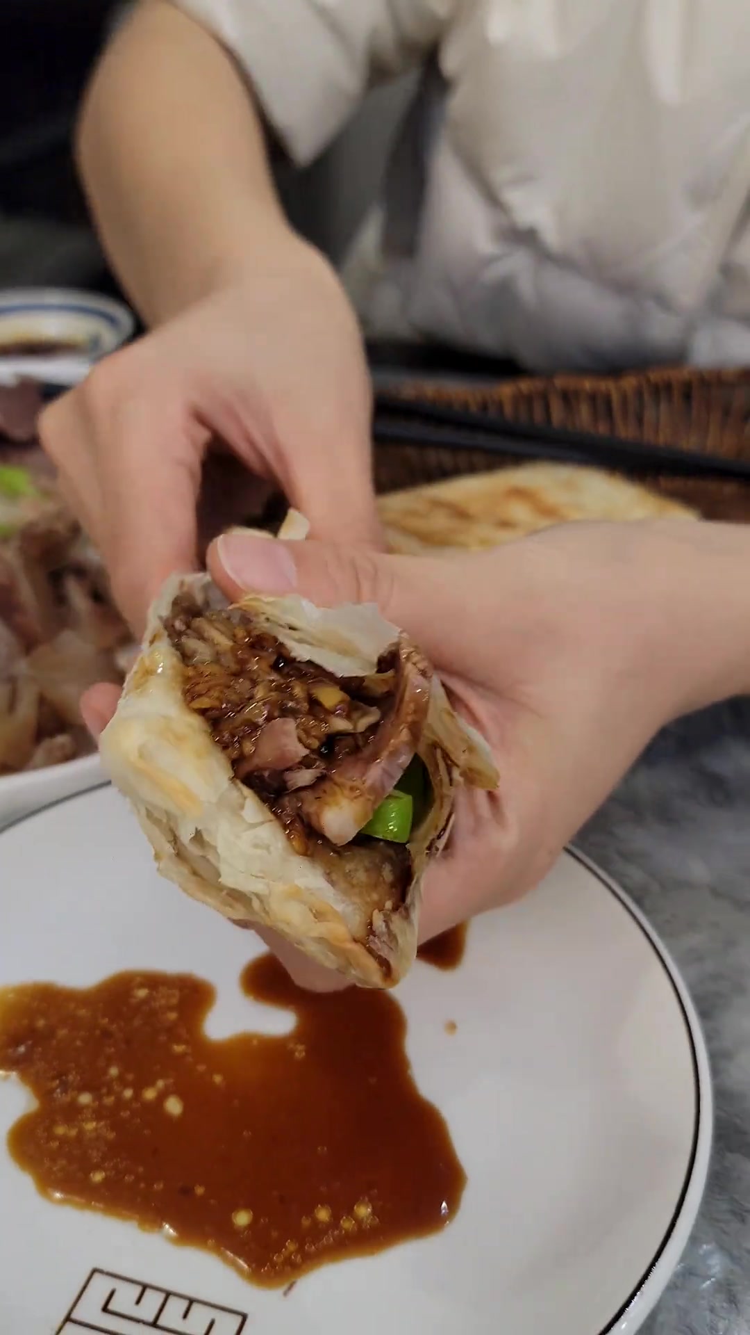 切一大盘驴肉,夹到火烧里。驴肉馅大包子淌汁流油,真香啊驴肉火烧驴肉舌尖上的美食沧州美食