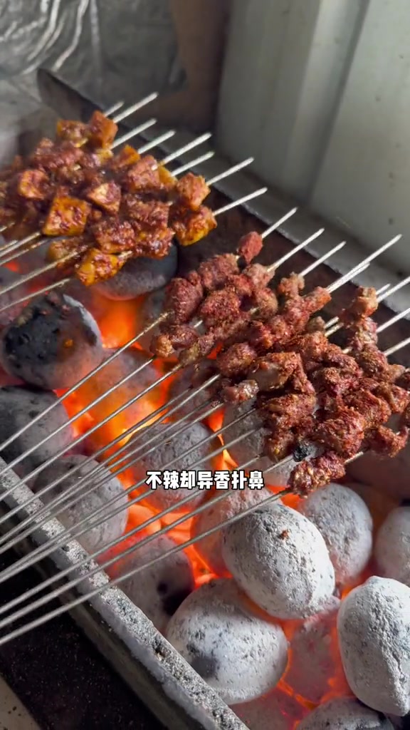 在运城的一家不起眼的小店里,竟然吃到了兰州的辣子烤肉和各种甘肃小吃,麻麻辣辣的地摊猪蹄鸡爪