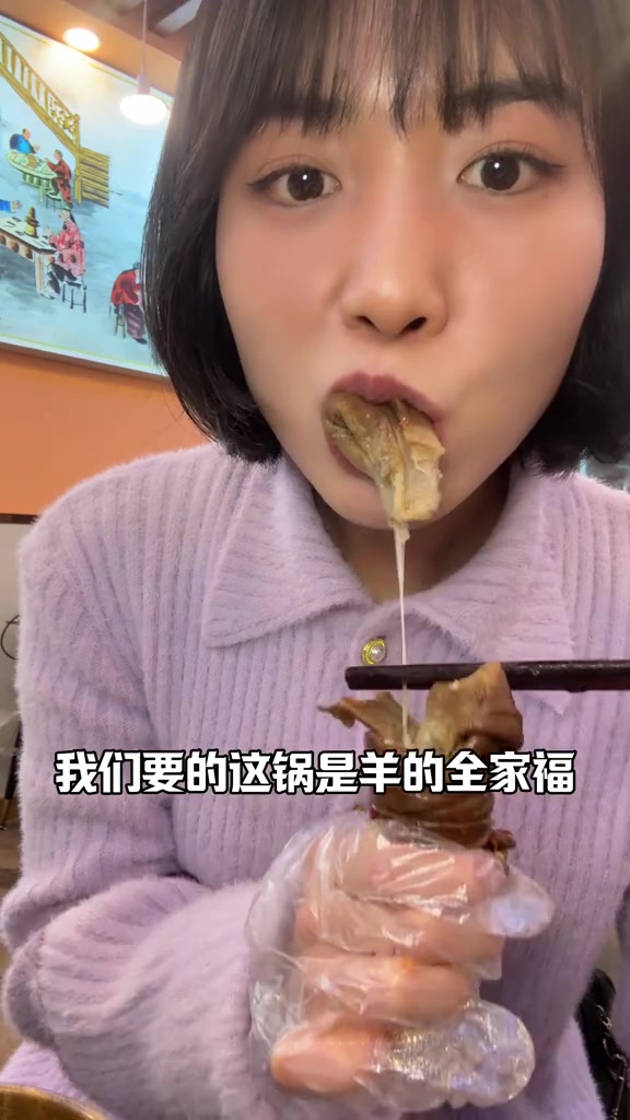 在云南!原来羊肉可以有红汤辣锅!羊肉全家福吃起来太爽了肚包肉肠包肉羊捆肠～吃了!爱了!人间