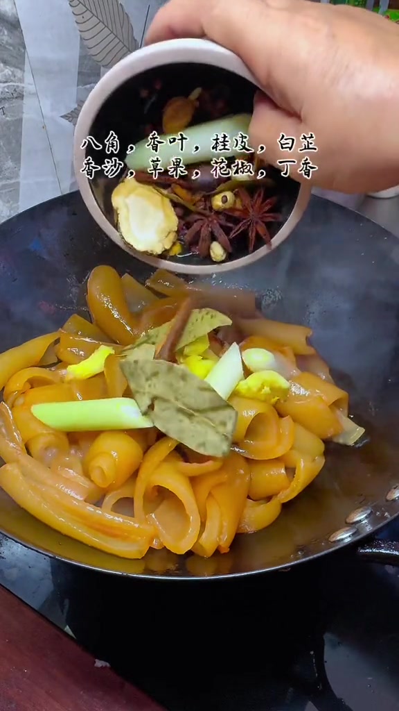 平时家里吃剩的肉皮可不要扔,做成红烧肉皮不油不腻软糯Q弹,特别好吃猪皮好吃到停不下来学会快