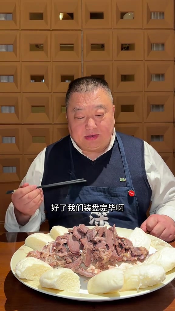 年菜少不了猪头,夹个酒酿馒头,这就是老味道!