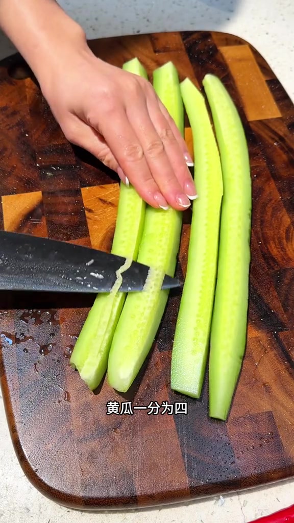 凉拌海蜇,我们这里的宴席前菜简单拌一下,酸甜脆爽非常好吃凉拌海蜇