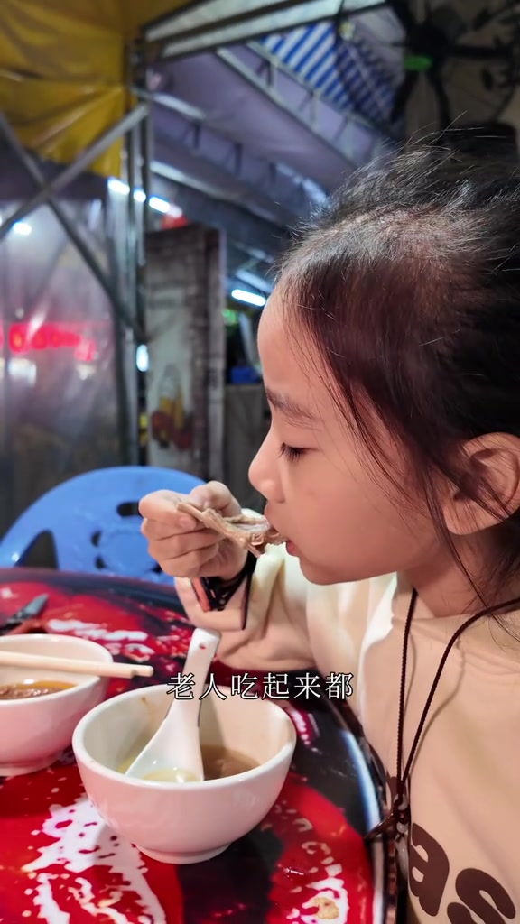 潮汕冬天热乎乎街边美食炭炉羊肉火锅在潮汕冬天热乎乎的街边炭炉羊肉火锅,满满的人间烟火气,羊