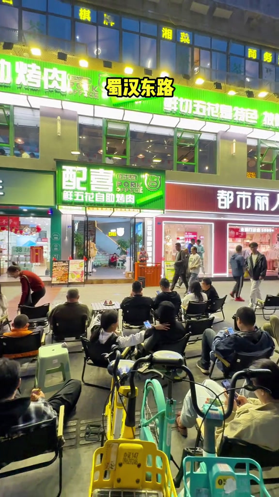 蜀汉东路这边排队才能吃到的烤肉自助,真的绝了!配喜自助烤肉,一次吃这么多品类的荤菜素菜,这