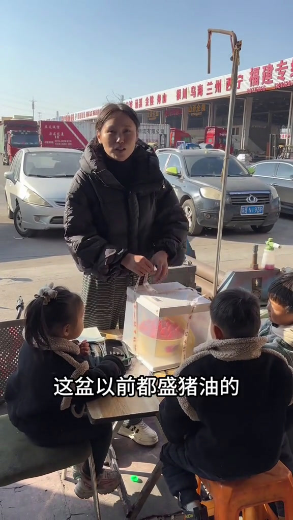 吃到了冬天的第一个草莓蛋糕,最打动我的从来不是什么贵重礼物,而是随口一说你放在心上这种下意