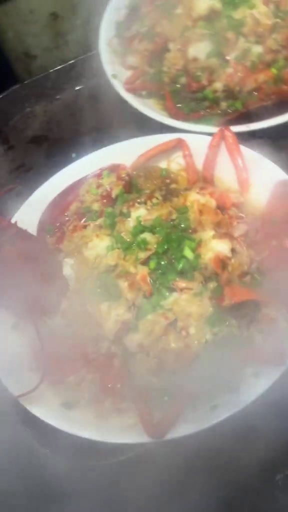 今日来到枫岭头镇泉塘村做一场生日宴,今天的东家温文儒雅热情好客而且也是好福气,大摆宴席吃两