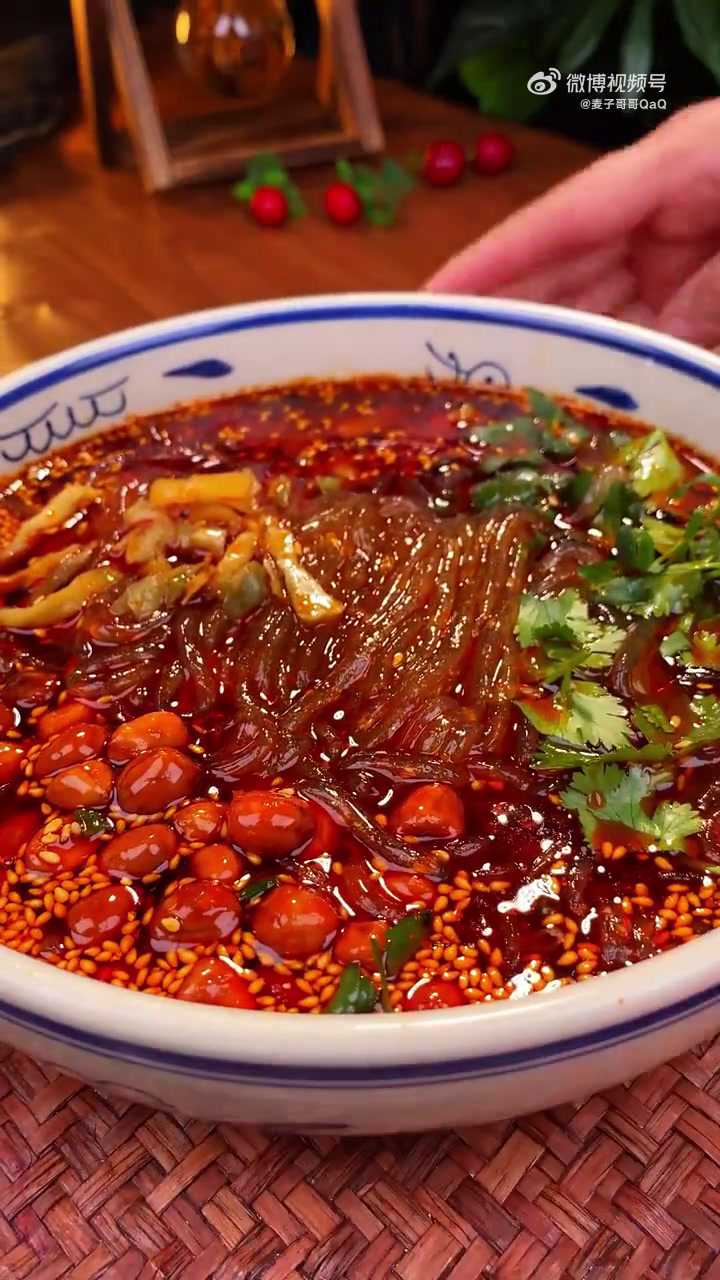 酸辣粉这么做才好吃!酸辣过瘾,做法简单!食材:粉条,葱花,蒜末,辣椒面,小米椒,芝麻,香菜