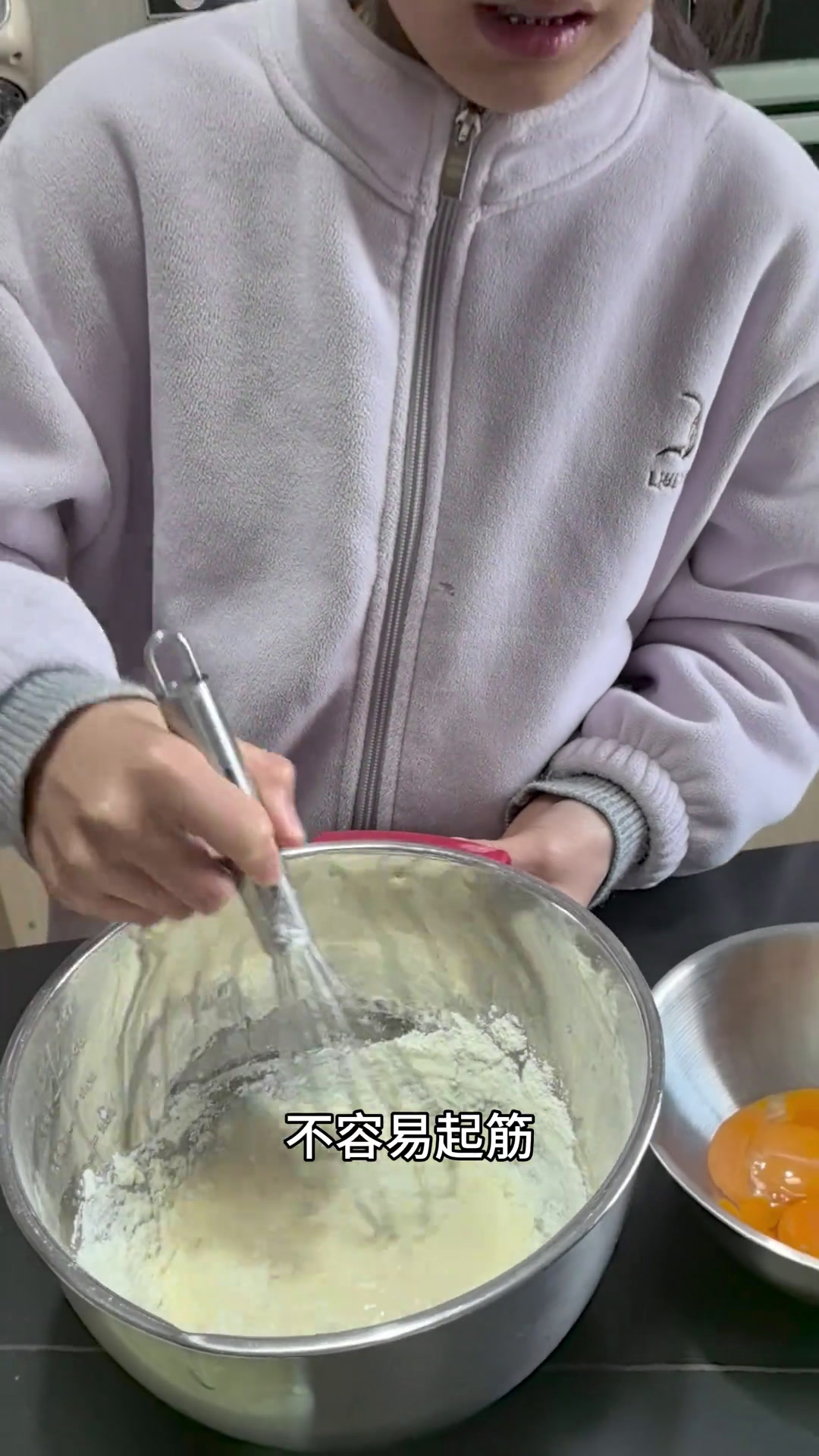 小孩姐分享的百分百成功的八寸戚风蛋糕胚教程。她说:绝对不塌陷不回缩没有布丁层没有蘑菇顶的自