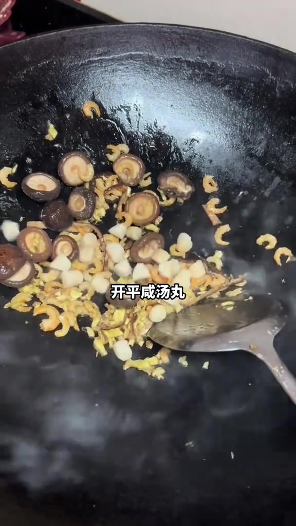 提前分享一个煮咸汤圆的视频给大家,祝大家冬至快乐,团团圆圆,家庭幸福冬至大如年人间小团圆冬