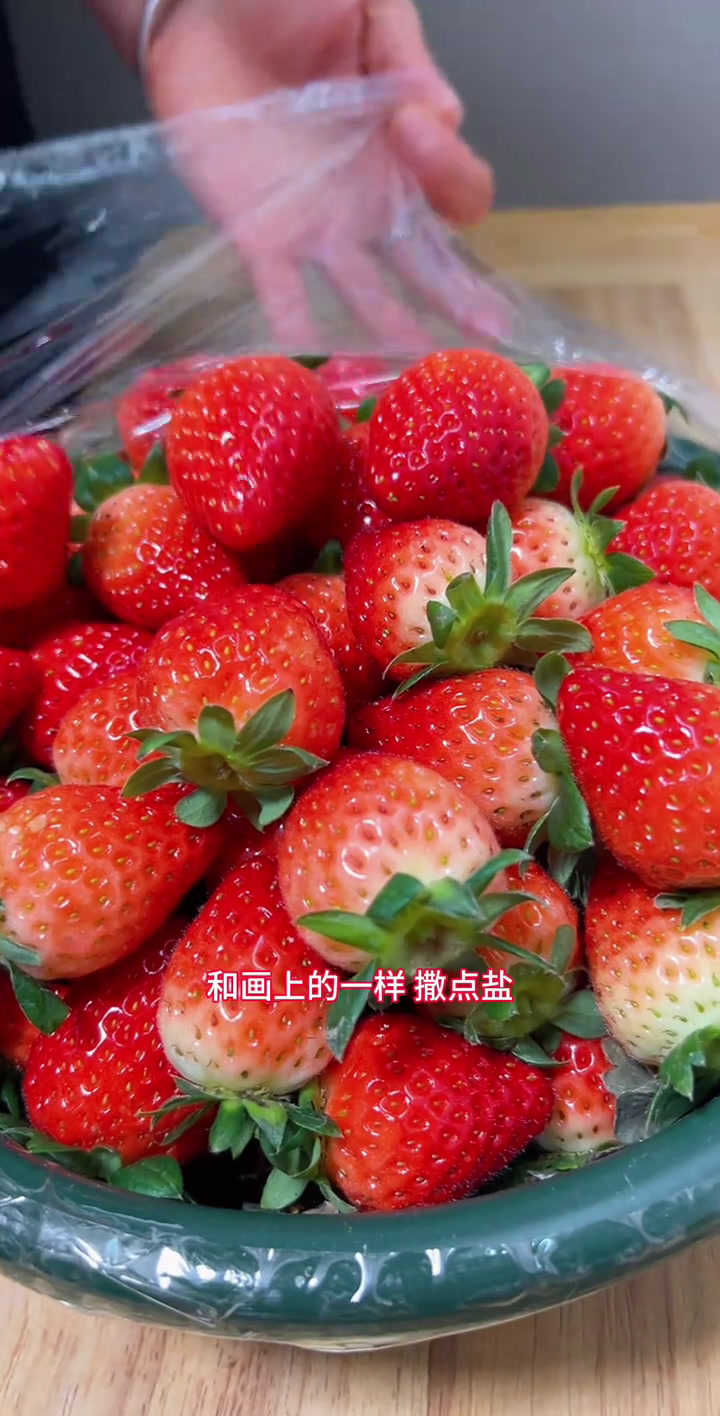 据说最近这个搪瓷盆草莓蛋糕,特别火爆!今天老公生日,就给他安排一个吧带盆的草莓蛋糕吃上了吃