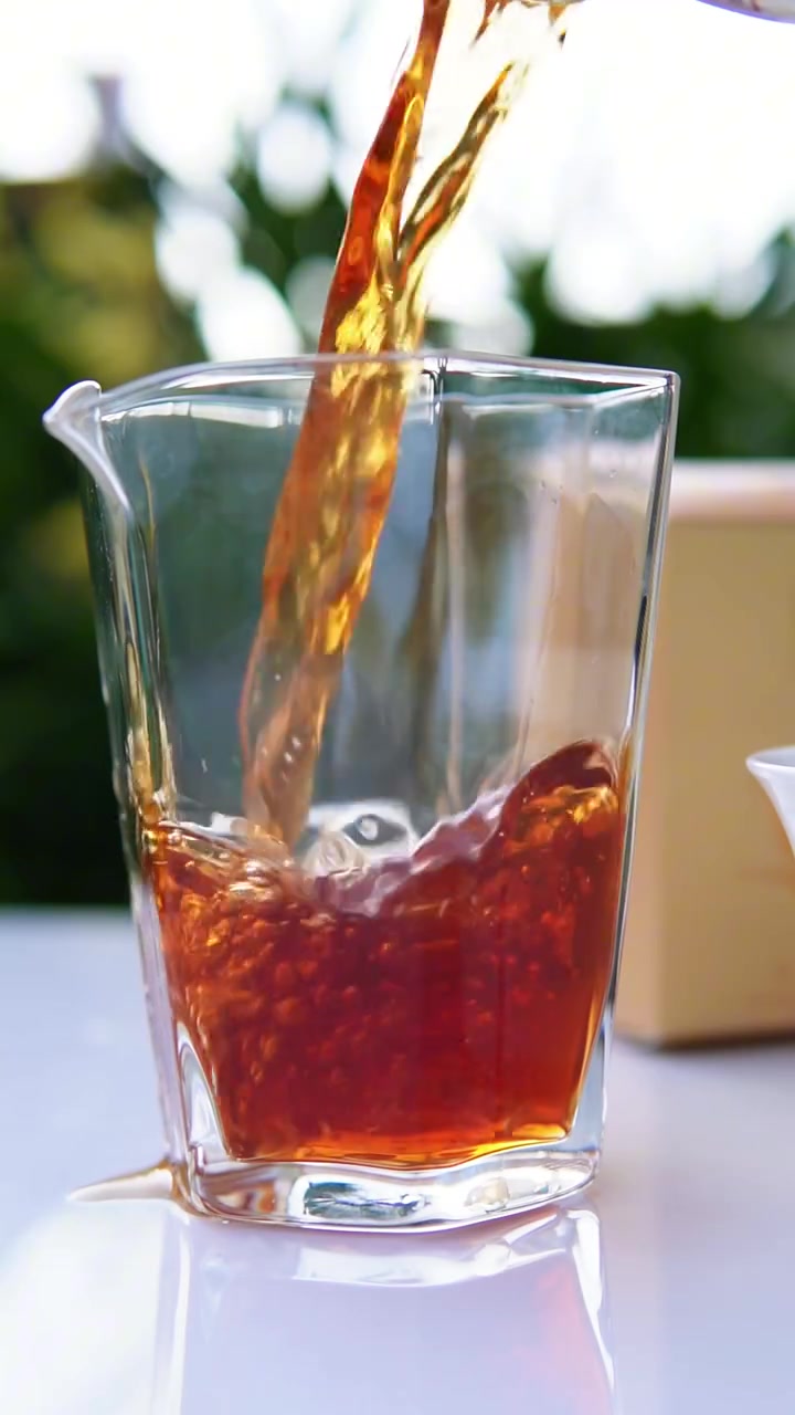 春节将至,送礼选什么?小金砖普洱熟茶,不仅是一份礼物,更是一份承载着团圆和祝福的心意。精选