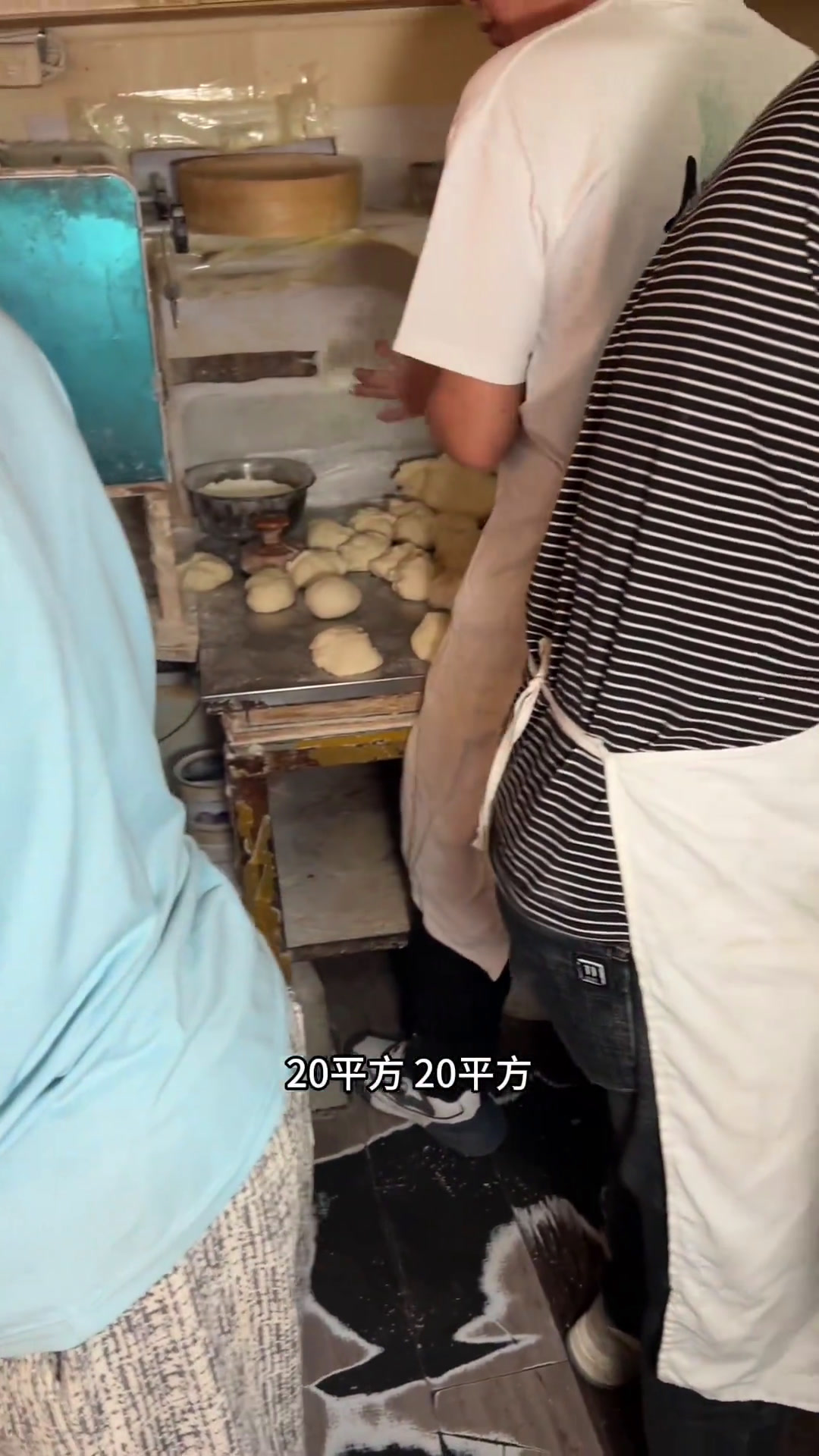 一个20平的烧饼铺子养活三代人。一条视频带你了解一下登封烧饼。为我的家乡免费出一条视频烟火