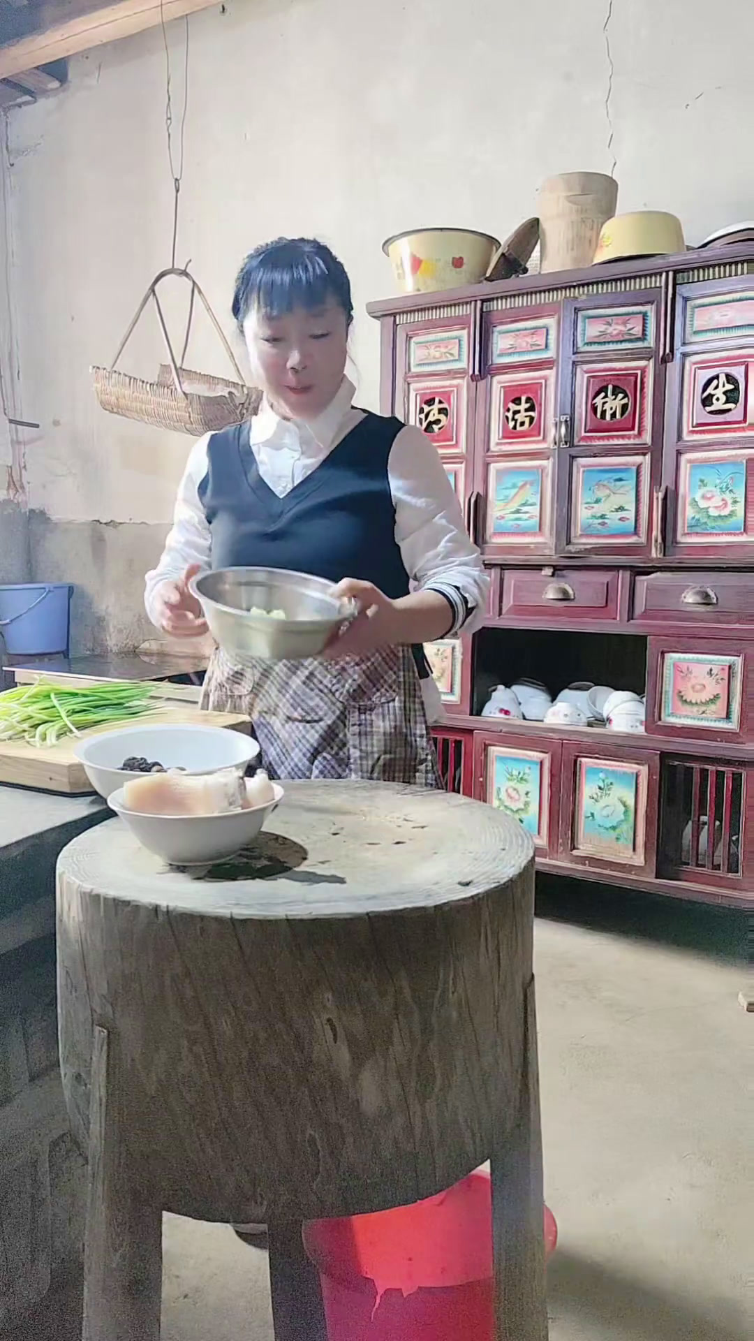 艾草再次长出来好嫩,采些做艾粿吃,包冬笋挺好吃!