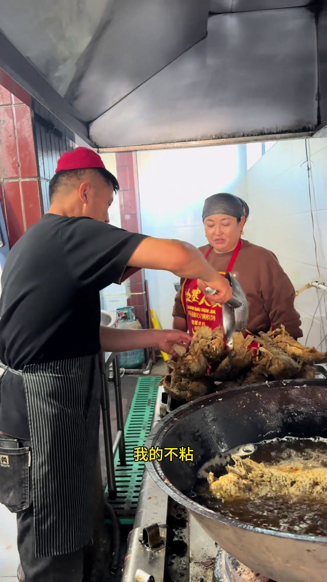 红烧鱼鲜嫩爽滑,鱼肉和鱼骨轻松分离。浓郁的酱汁带着慢炖的香味,给人一种奢华的盛宴美食教程记