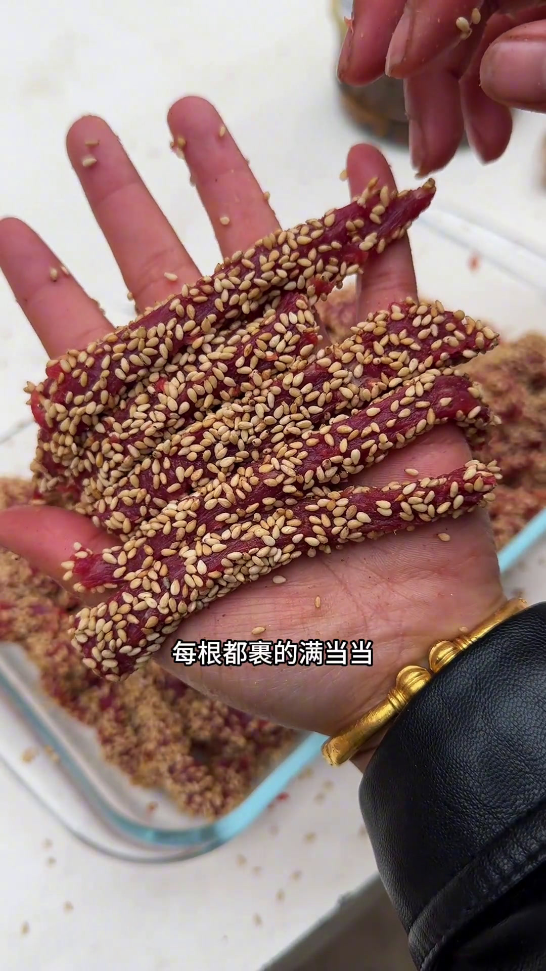 今天做这两道菜,一道比一道硬呢。可以加入年夜饭菜单了。年夜饭菜单曹婷做美食芝麻干巴蒜香牛肉