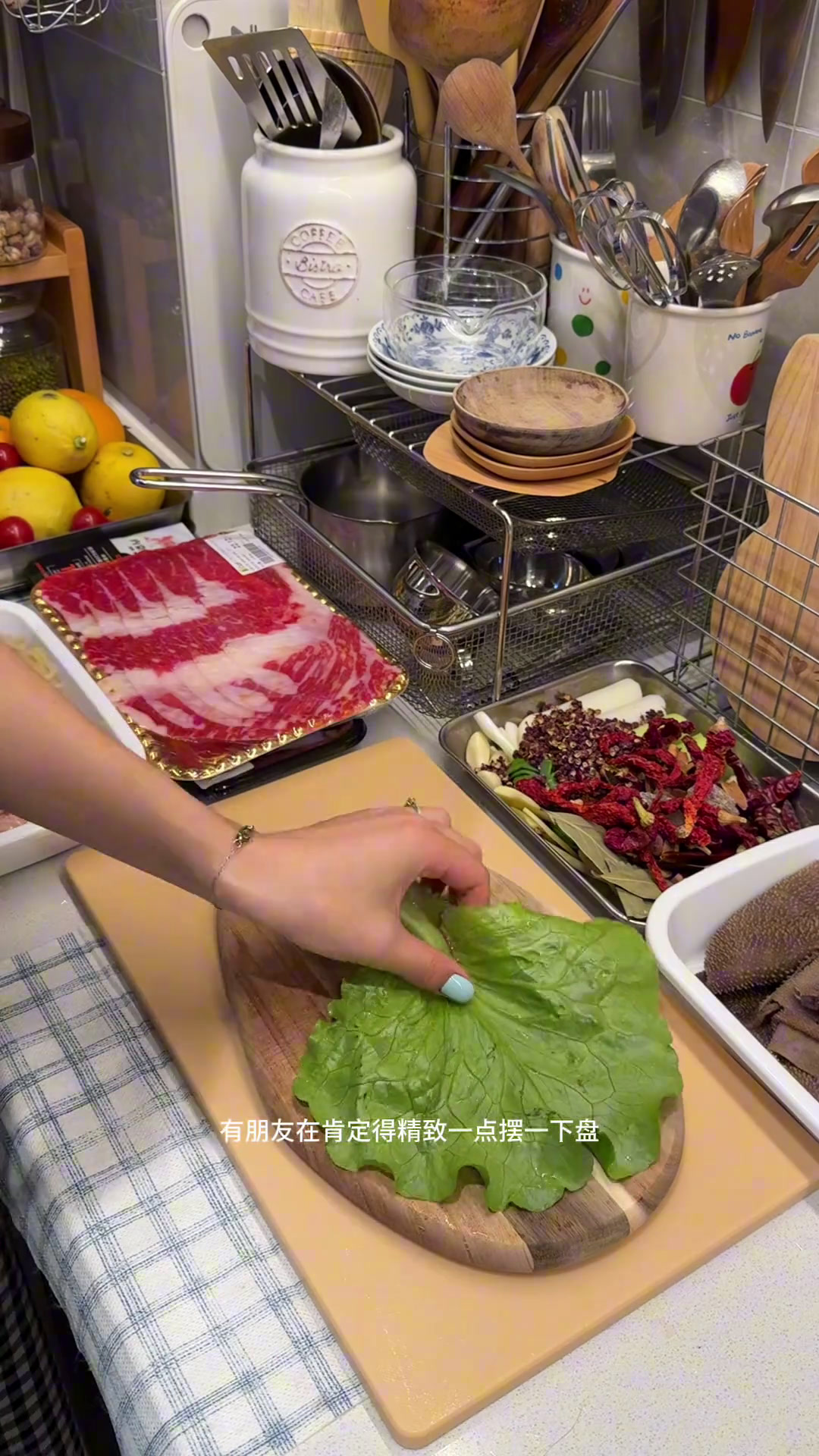 在家做饭|四川人有自己的火锅fafa的火锅菜单红油锅底素菜:南瓜贡菜西红柿血皮菜豌豆尖折耳