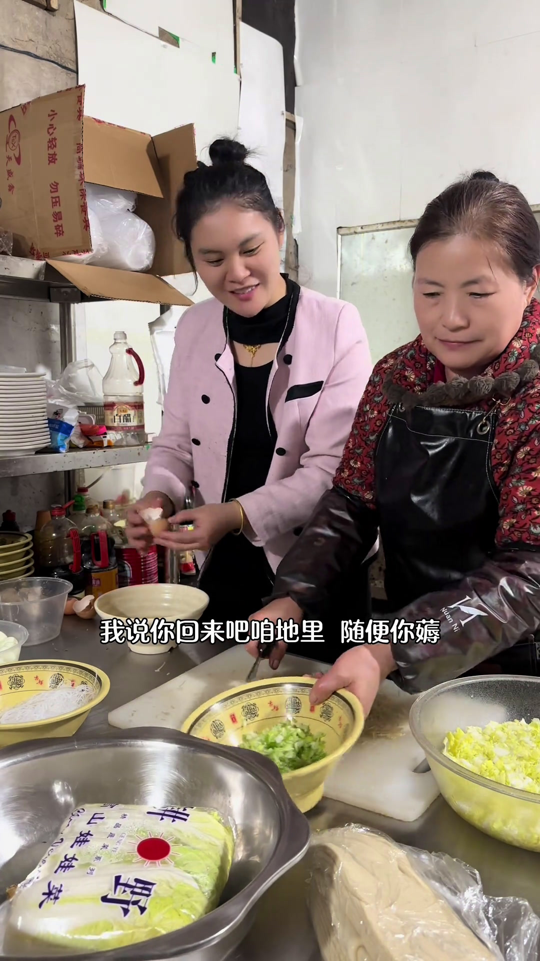 今天俺妈用昨天剩下烩面坯子和娃娃菜裹菜馍了,娃娃菜再配点细粉和泡面一口下去太绝了儿媳妇与婆