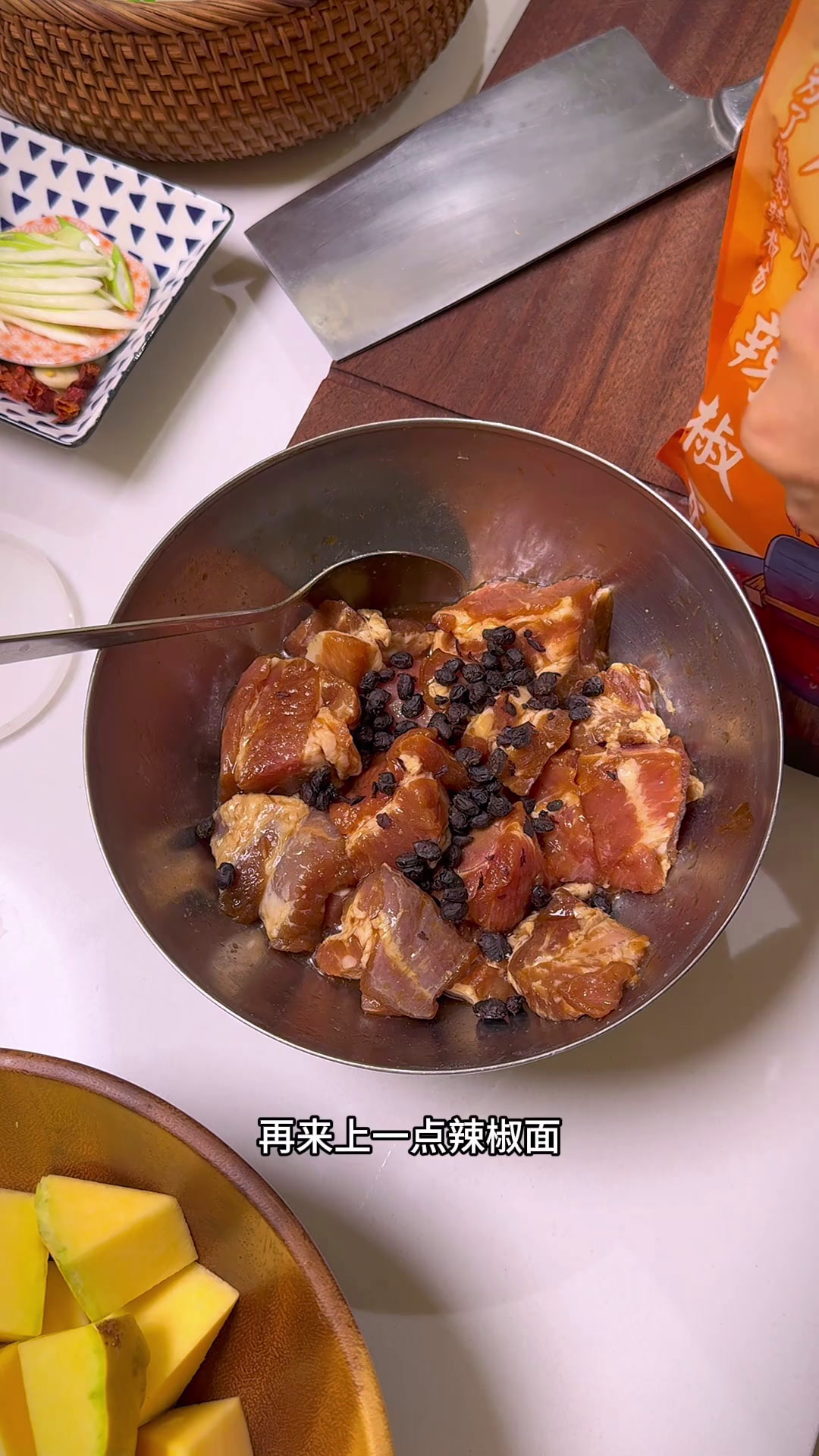 报菜名:粉蒸排骨,烟笋炒熏肉,海鲜粥,黄粑,凉拌西红柿贾贾爱喳喳记录真实生活