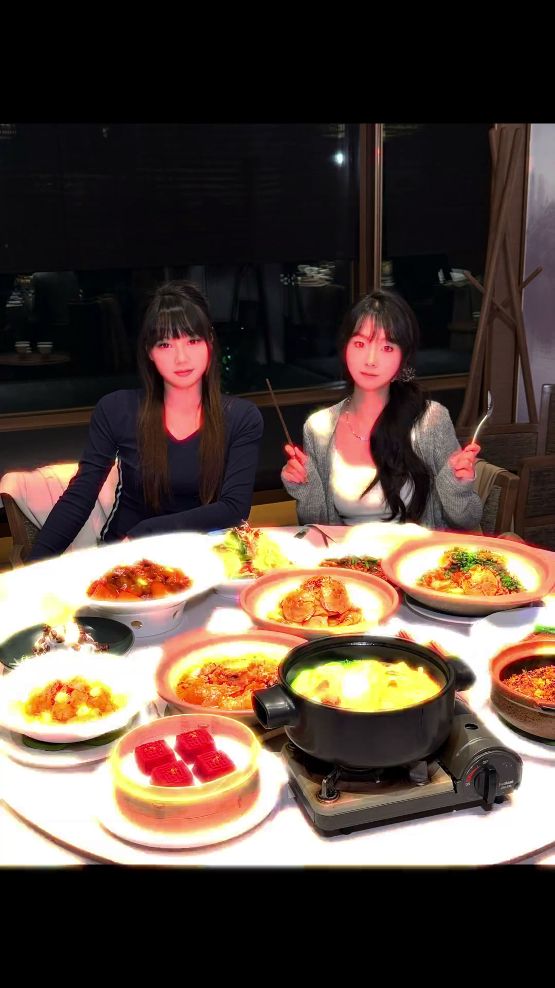 今天在商场给两个陌生小姐姐拍照。为了表示感谢,请她们吃了一顿大餐。你们觉得怎么样~郑州美食