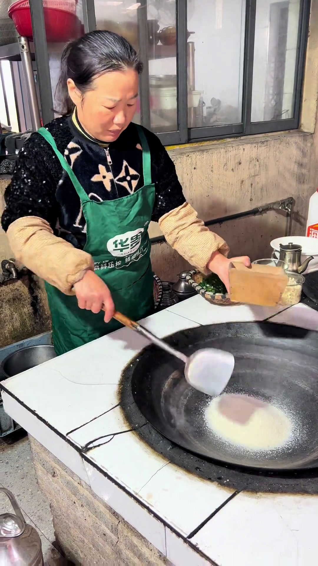 一道我们湖北的传统美食、菜粑子分享给大家,原汁原味,特别好吃。分享农村美食纯手工零添加