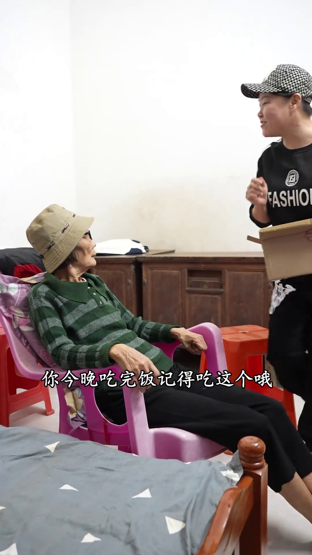 今天做一顿阿胶乌鸡火锅给奶奶解解馋婆媳火锅健民便通胶囊谁懂当代年轻人养生的含金量