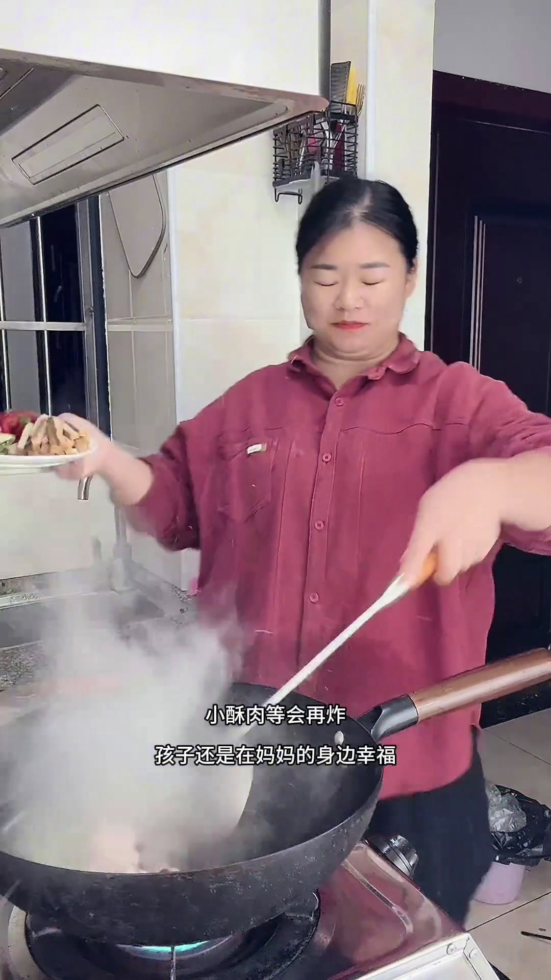 出远门好几天,回到家我妈就跑路了,好久没给女儿做好吃的啦,今天给她炸小酥肉,有妈妈的孩子最
