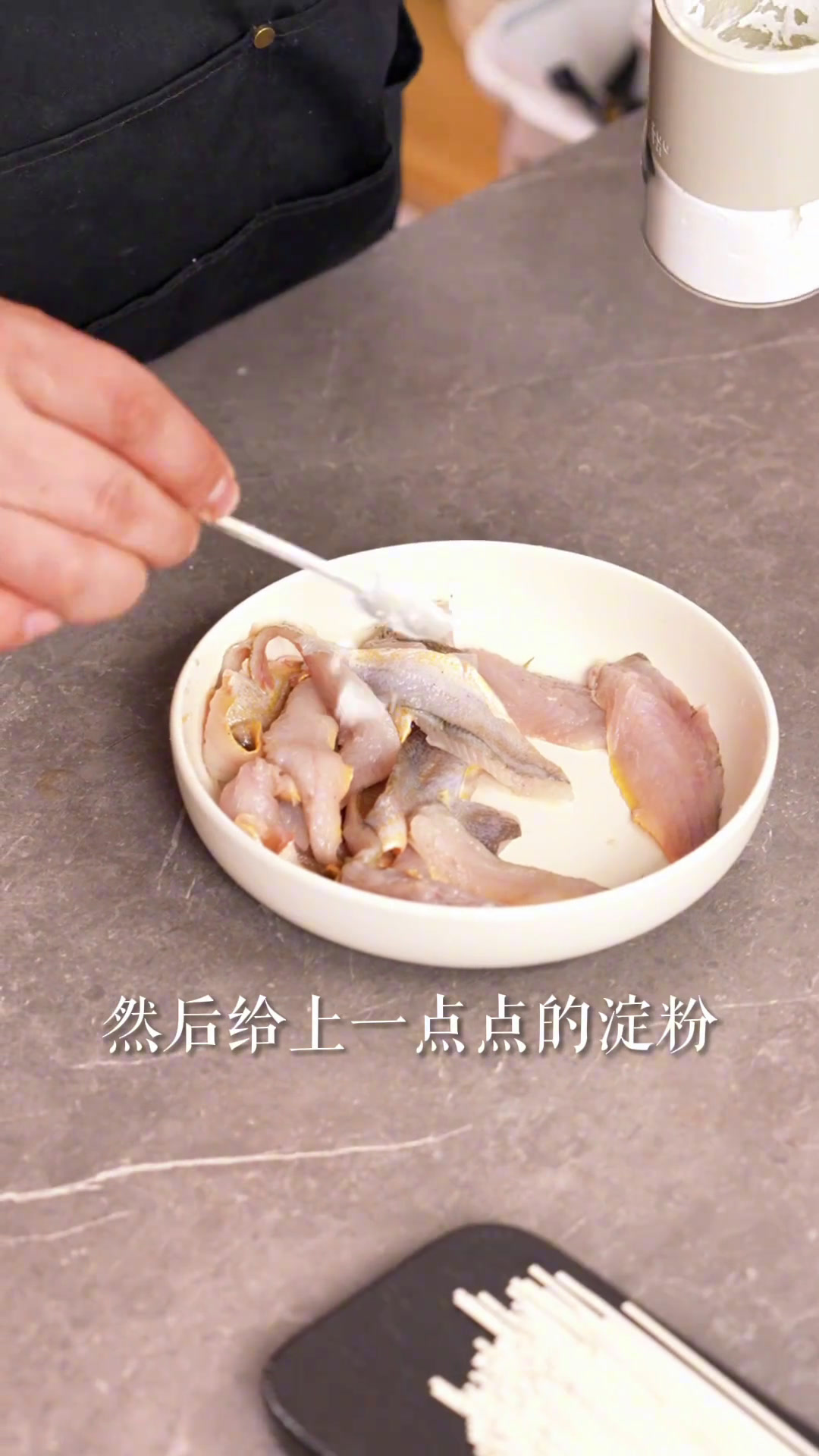 雪菜黄鱼面|小虎教您在家只需要5刀就能完成的黄鱼面,汤汁雪白浓郁,鱼肉鲜嫩爽滑,简简单单又