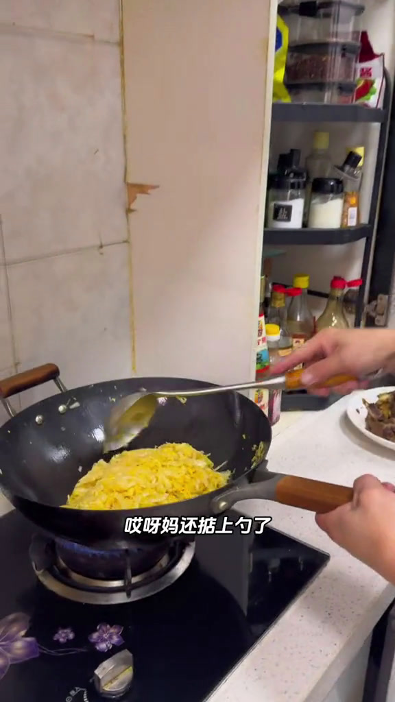 媳妇心心念念的酱油炒肥肠今天安排了这是一条有味道的视频