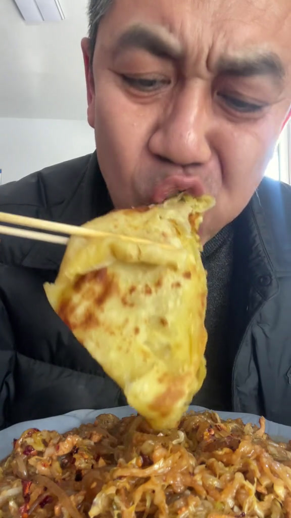 开始一路公交车的运营,玲姐烙油饼,酸菜粉儿拌点辣酱油,哎呀嘎嘎好吃!开公交的小白美食官记录