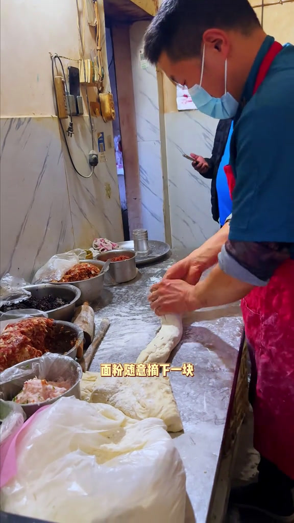 霉干菜肉饼吃点心了,这只饼不知是多少人的心头好……舌尖上的非遗美食兰溪美食人间烟火充满初冬