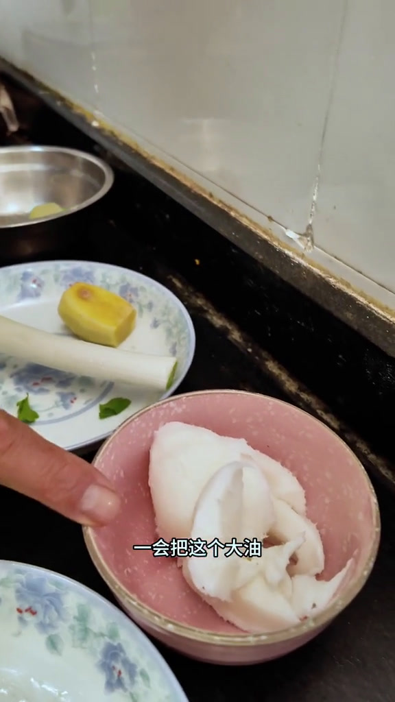 小雪喝汤,胜似良方。今天给大家做道「萝卜炖鲫鱼」。鱼鲜美,汤奶白,非常不错!美食官美食地方