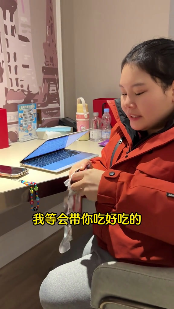 看看俺专门从河南带过来的五香牛肉,拿着在高铁上吃嘞,真是好吃还方便,肉质很紧实,手撕成条,