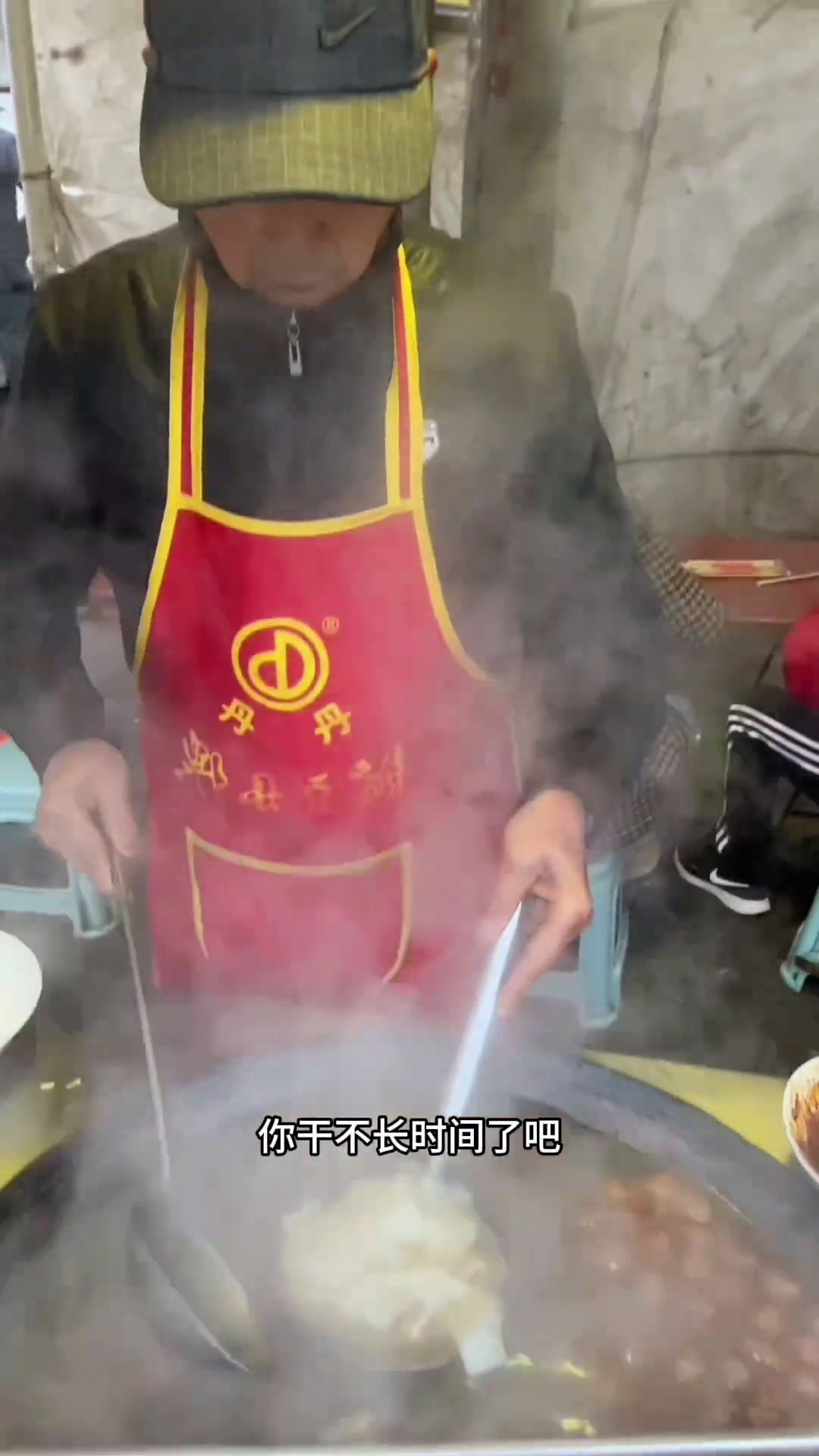 同城热门人间烟火现场实拍在我们淮南的各种街头不但有好喝的牛肉汤,也有我们当地独有的祁集圆子