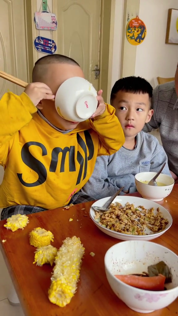 生个二胎吧～衣服小了可以给他穿～剩菜剩饭他可以直接端,幼儿园的之前哥哥的餐费被弟弟吃的差不