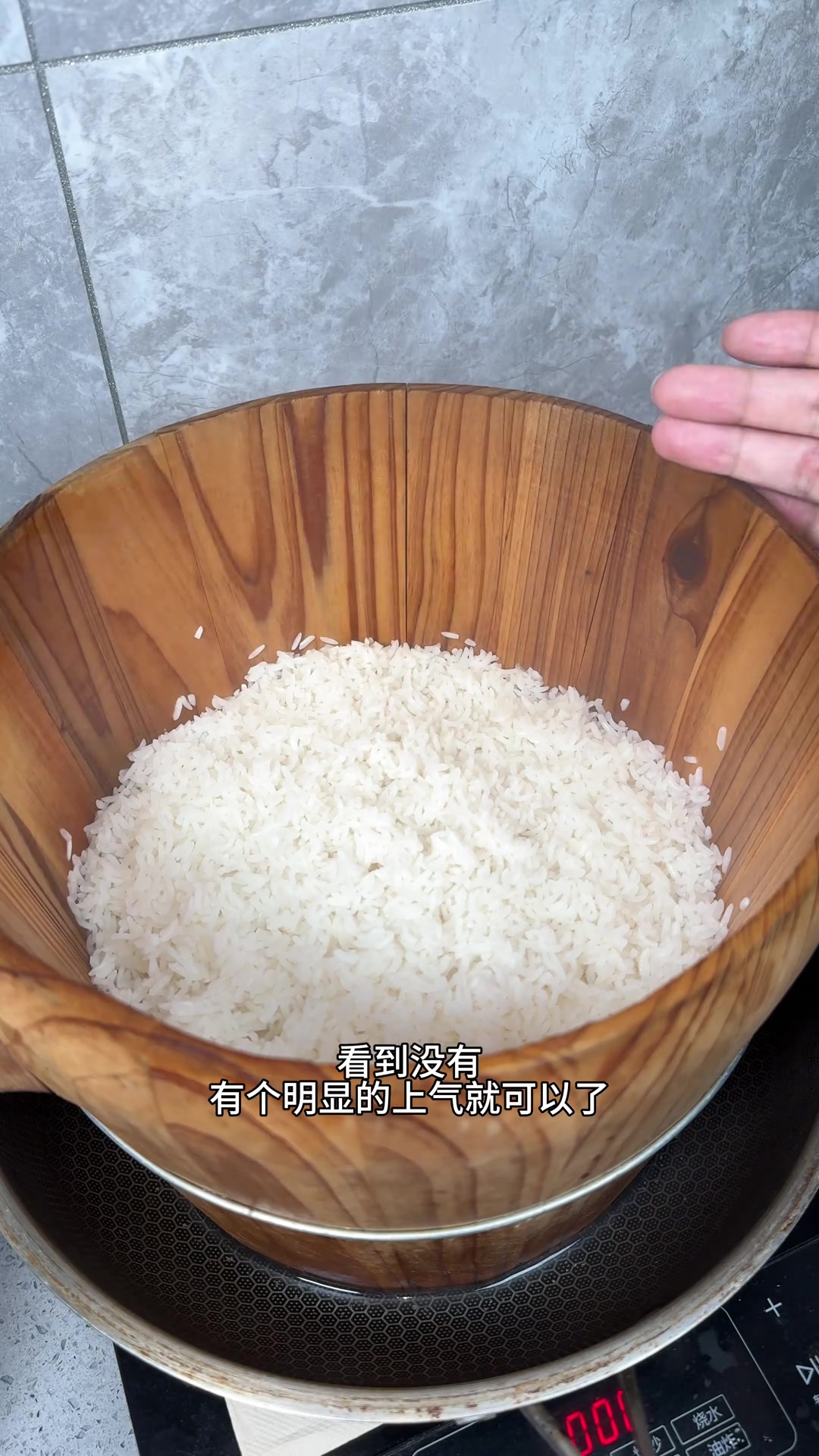 福州木桶饭带着木香的大米饭粒粒分明,很多年轻人还不会做,今天完整的做法教大家木桶蒸饭做法地