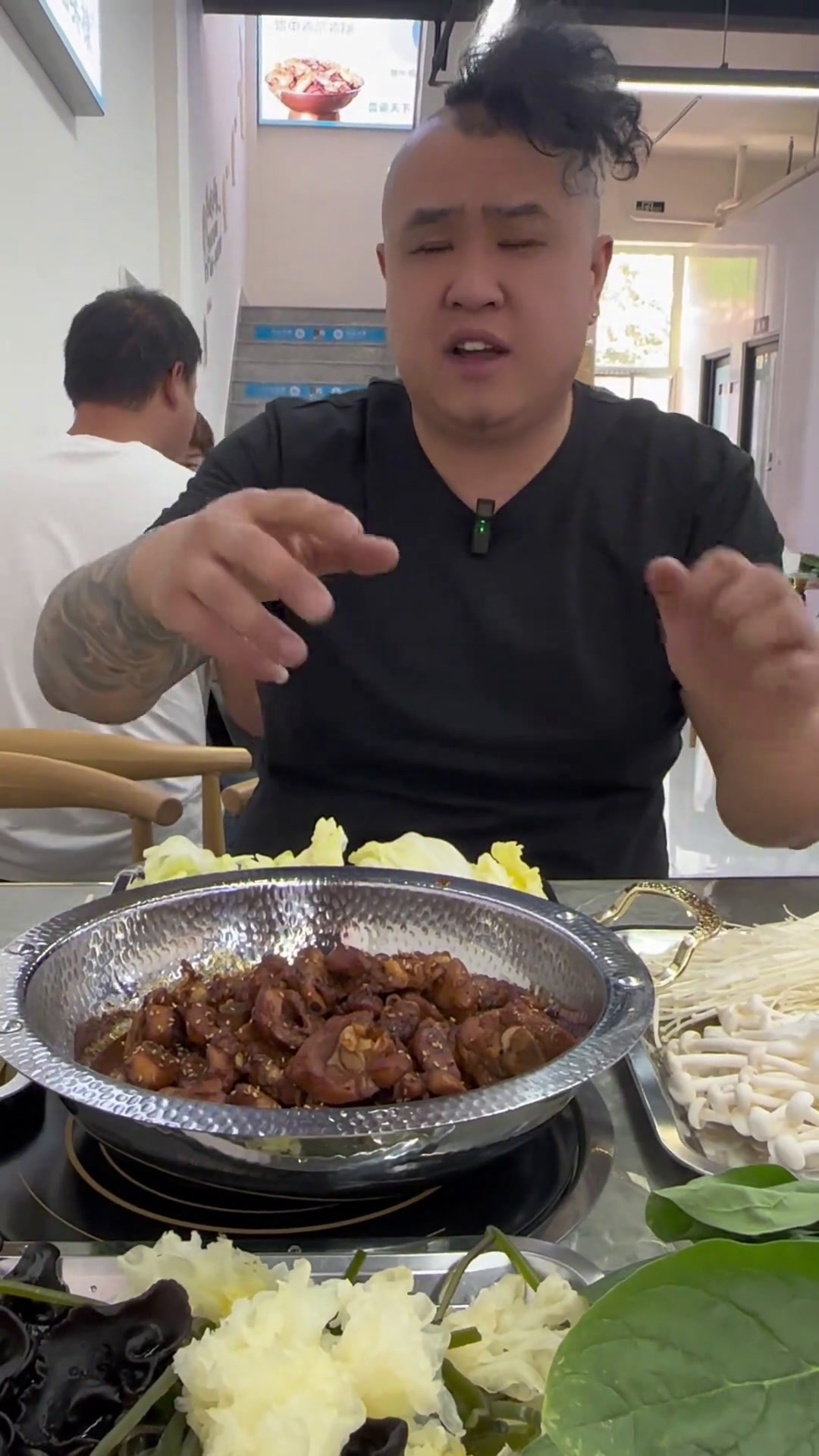 全国连锁的(沾吴棣火锅鸡)在淄江夜市附近开分店了,双人餐还是68,蔬菜蘸料米饭记桌吃,想吃