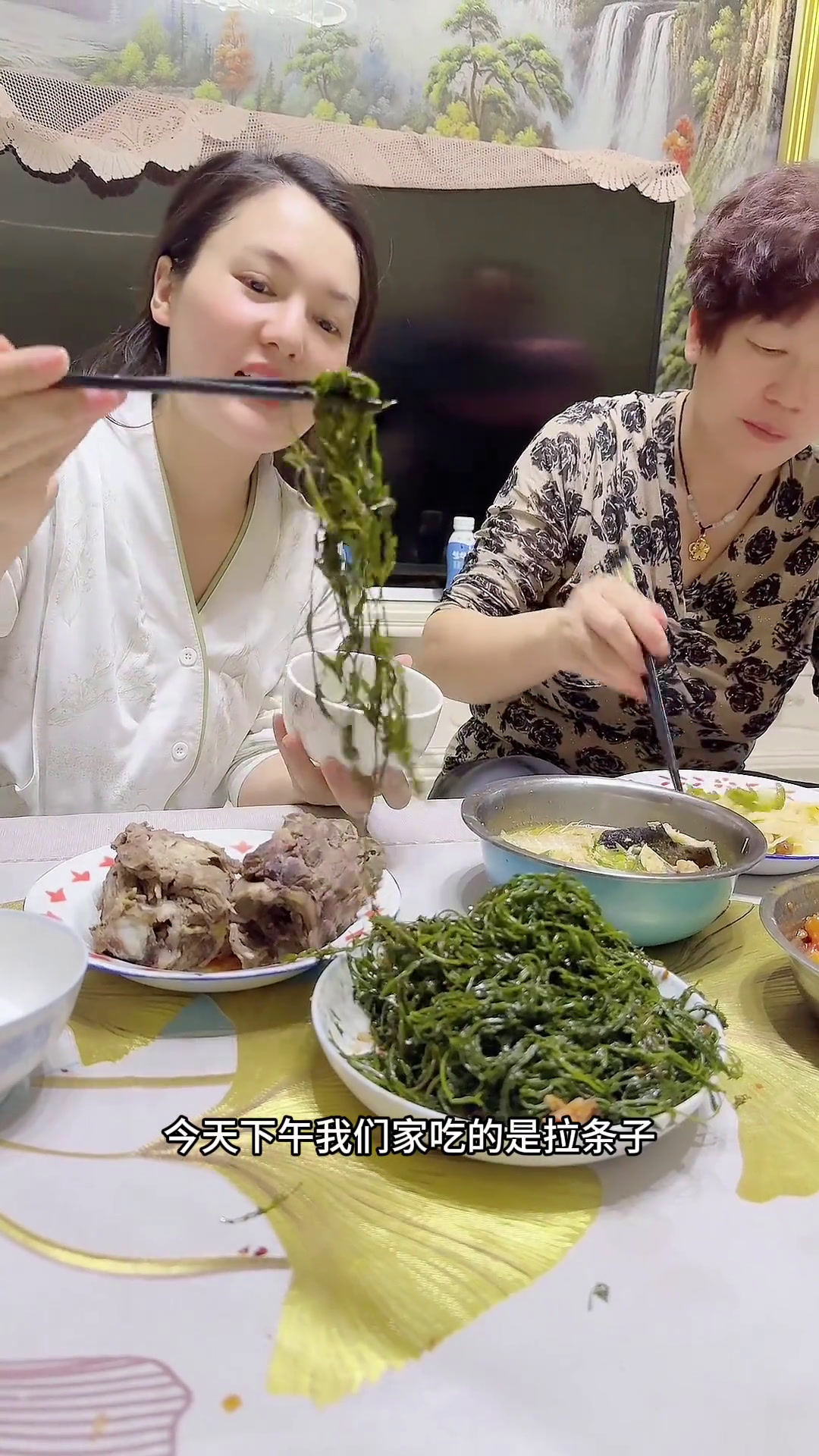 有很多名字的一种海菜,叫鞭炮笋,也叫马尾藻,还叫长寿菜,可凉拌可涮菜可包饺子,口感很脆,爱