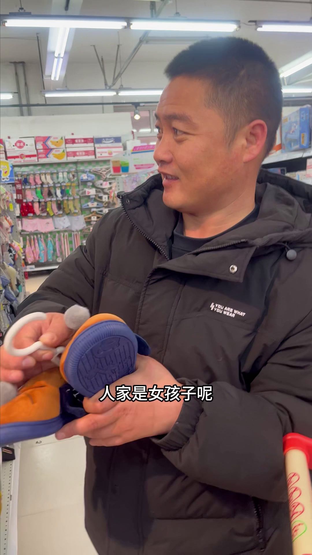 王一宁两岁生日,给她订了个小蛋糕,买了点小菜