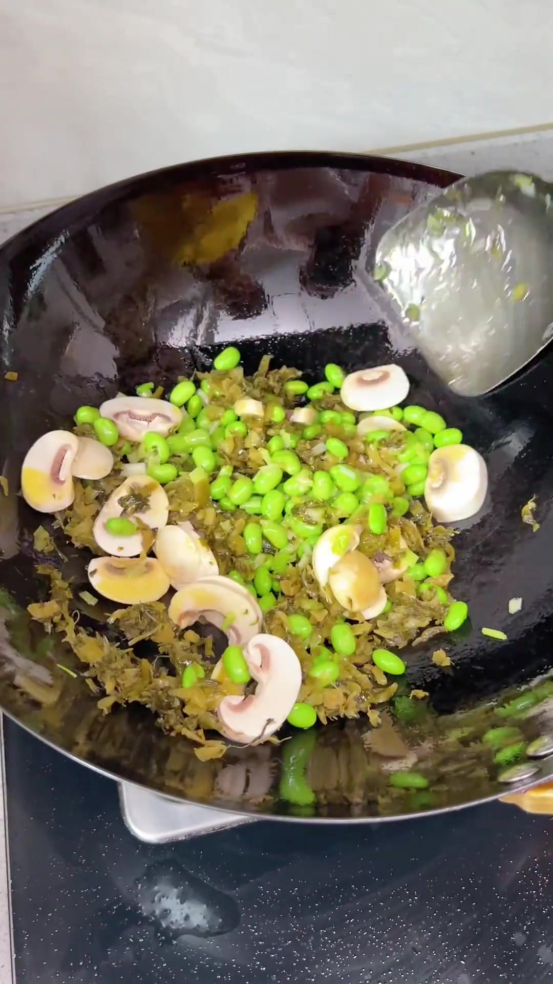 雪菜蛏子豆腐煲,用简单的食材做出鲜美的味道,做法也很简单哦适合夏天喝的汤做法简单又营养汤鲜