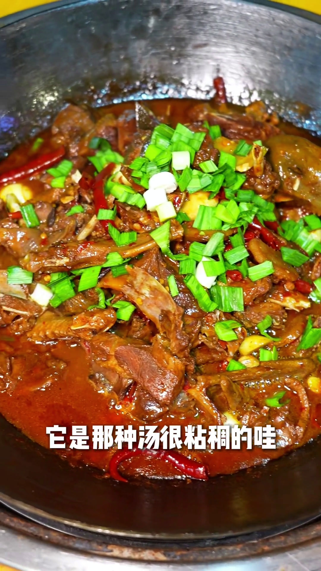 喷香的土鸭吊锅!汤汁泡饭能吃三碗饭天儿冷吃点啥吊锅谁懂这一口的好吃程度谁能拒绝一锅热乎乎的
